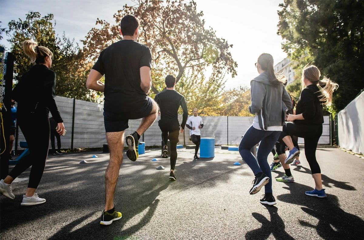 personas haciendo deporte en grupo