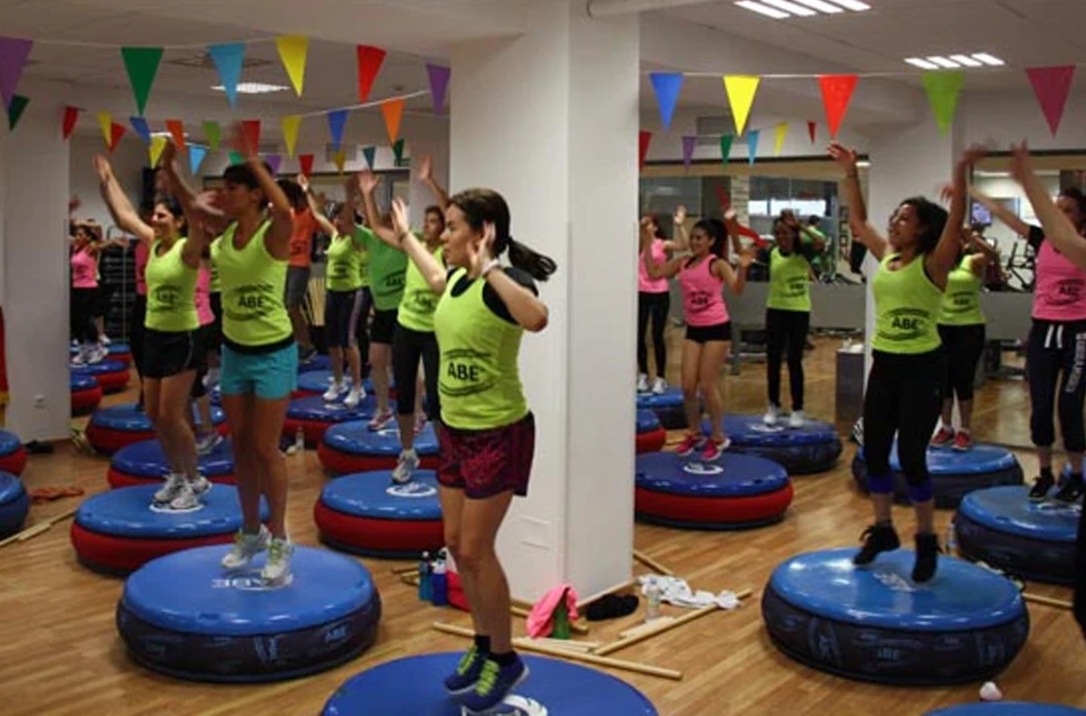 personas practicando ejercicio en un sistema ABE